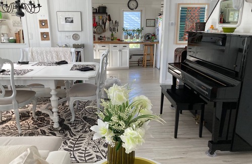 Buzzards Bay Cottage | Updated Gingerbread cottage 100 steps from beach