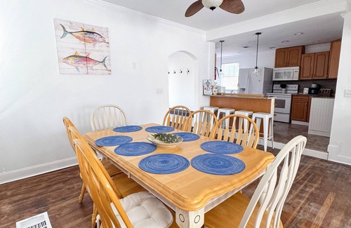 Palmetto House | Updated Home- Sleeps 11+ Close 2 beaches & Parks! Walking to bar and Grille!
