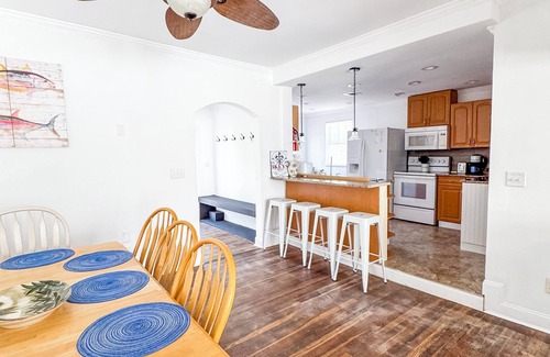 Palmetto House | Updated Home- Sleeps 11+ Close 2 beaches & Parks! Walking to bar and Grille!
