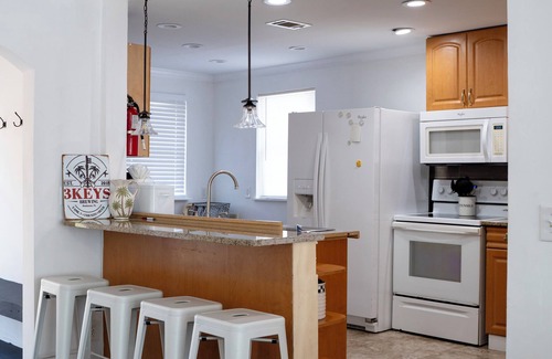 Palmetto House | Updated Home- Sleeps 11+ Close 2 beaches & Parks! Walking to bar and Grille!