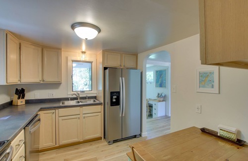 Sister Bay Cottage | Updated Home w/Deck: 2 Mi to Sister Bay Beach!