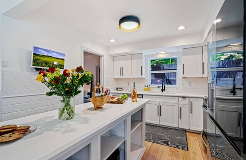 South Palm Park Neighborhood Association Apartment | Updated house with heated pool 5 min to beach
