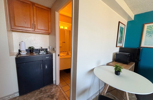 McCully - Moiliili Condo | Updated! Humble Hawaiian Monarch Studio | Pool