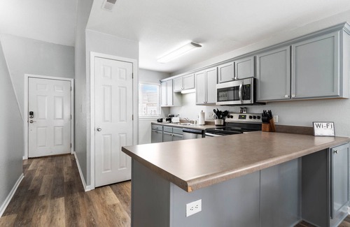 Manhattan House | Updated, King Bed, and Garage KSMANE1216