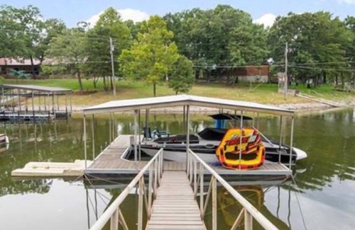 Cleora House | Updated lakefront home w/ boat dock near Shangri La!