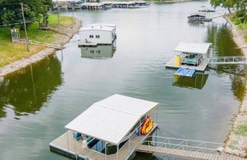 Cleora House | Updated lakefront home w/ boat dock near Shangri La!
