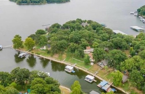 Cleora House | Updated lakefront home w/ boat dock near Shangri La!