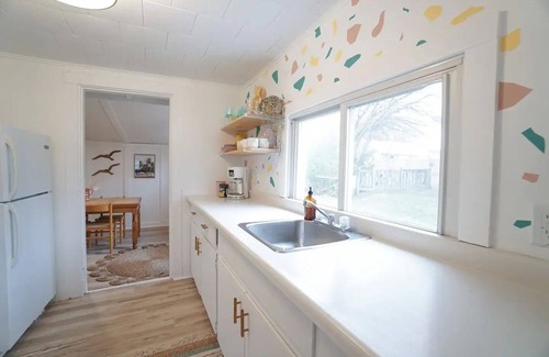 Southampton Cottage | Updated Log cottage steps to the beach, brewery & main st.
