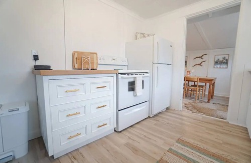 Southampton Cottage | Updated Log cottage steps to the beach, brewery & main st.