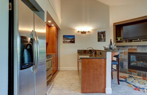 Century West Condo | Updated Mt Bachelor Villiage Condo, Pool, Hot Tub, Private Deck, BBQ, River Trails, 20 Min to Lift