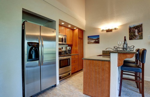 Century West Condo | Updated Mt Bachelor Villiage Condo, Pool, Hot Tub, Private Deck, BBQ, River Trails, 20 Min to Lift
