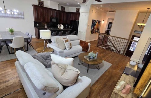 Woodlake - Briar Meadow House | Updated Private Jacuzzi 3 BR Galleria Home Sleeps 7