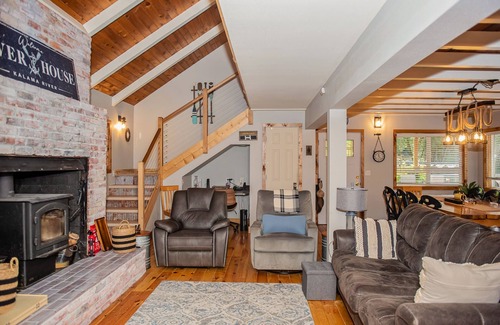 Kalama House | Updated Riverfront Home with Stunning Views, Deck, Kayaks, Fireplace