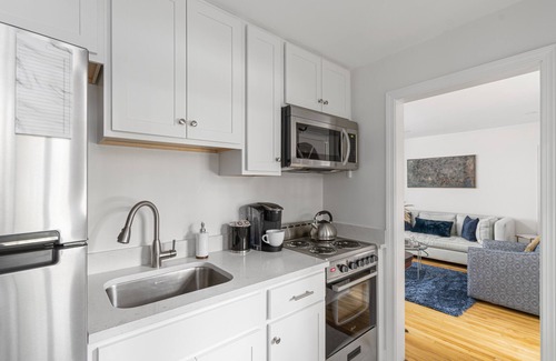 Salem Apartment | Updated single level unit in the heart of Salem Common.