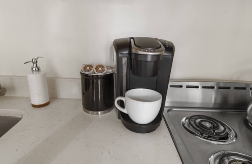 Salem Apartment | Updated single level unit in the heart of Salem Common.