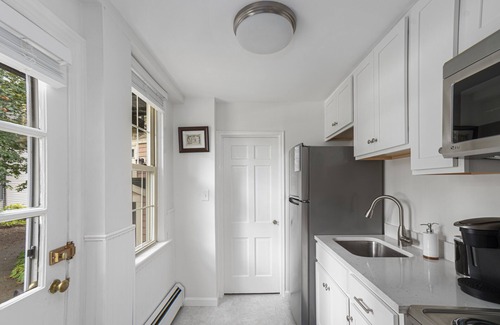 Salem Apartment | Updated single level unit in the heart of Salem Common.