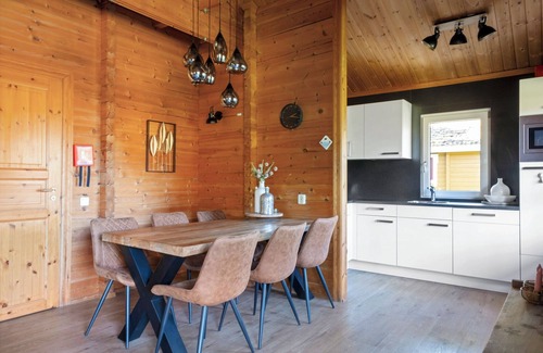 Municipality of Hardenberg House | Upgraded 4-person bungalow with dishwasher, washing machine and veranda at park ’t Hooge Holt, near Gramsbergen and playgrounds.