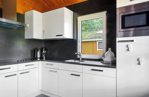 Municipality of Hardenberg House | Upgraded 4-person bungalow with dishwasher, washing machine and veranda at park ’t Hooge Holt, near Gramsbergen and playgrounds.