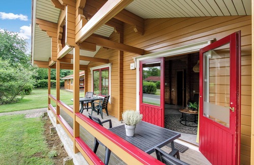 Municipality of Hardenberg House | Upgraded 4-person bungalow with dishwasher, washing machine and veranda at park ’t Hooge Holt, near Gramsbergen and playgrounds.