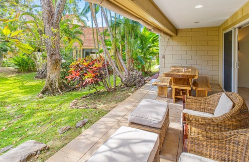 Downtown Lahaina Condo | Upgraded, clean, and spacious! Close to beach & pools! New A/C system March 2023
