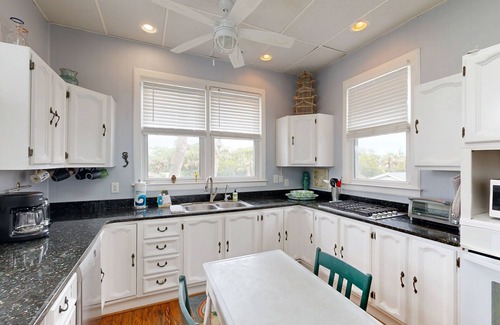 Edisto Island House | Upgraded, Ocean View Home w/Deck, Screened Porch & WiFi - Steps to the Beach