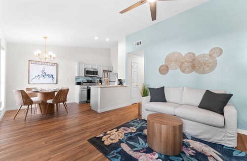 Kimberling City House | Upgraded Retreat w Walking Trail to Lake-Free Attraction Tickets-Cmty Pickleball & Mini Golf