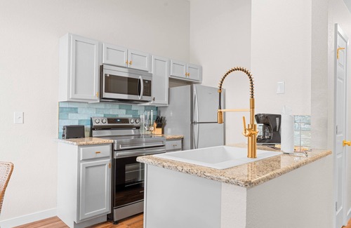 Kimberling City House | Upgraded Retreat w Walking Trail to Lake-Free Attraction Tickets-Cmty Pickleball & Mini Golf