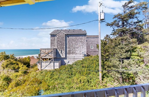 Lincoln City Apartment | Upper-Level Studio, WiFi, Close to Beach Access - Dogs Welcome
