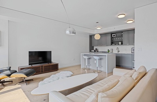 LoDo Condo | Upscale 1 bedroom plus den - Union Station views
