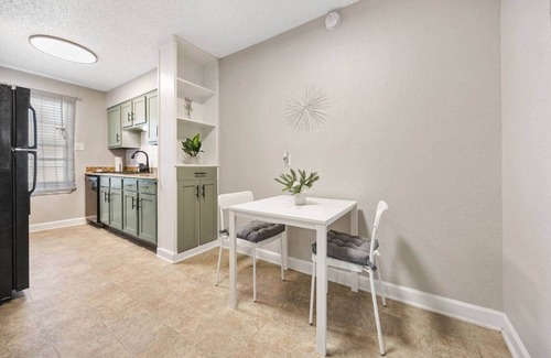 Dallas Apartment | Upscale 1BD Queen Suite mins to Downtown | Pool, W/D, Desk