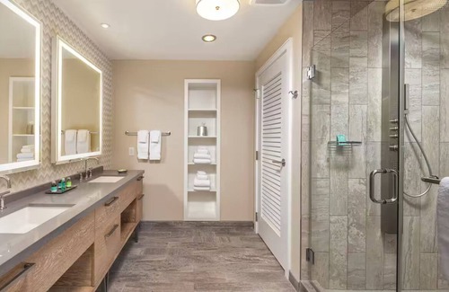 Clearwater Beach Resort | Upscale 2 BR Presidential Suite sleeps up to 8 ppl on the beach in Clearwater FL