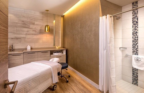 Clearwater Beach Resort | Upscale 2 BR Presidential Suite sleeps up to 8 ppl on the beach in Clearwater FL
