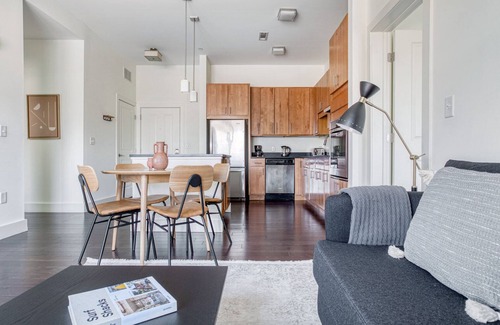 Cambridge Apartment | Upscale 2B w/W/D. Lots of amentities; Gym, Theatre, Pool. by Blueground