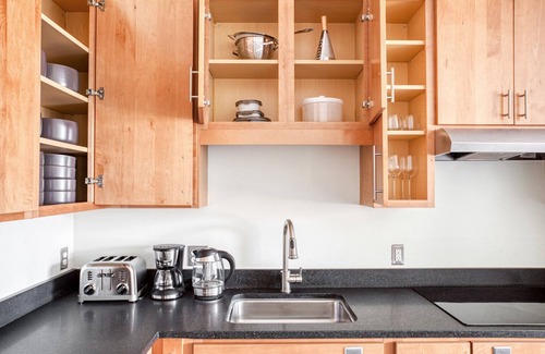 Cambridge Apartment | Upscale 2B w/W/D. Lots of amentities; Gym, Theatre, Pool. by Blueground
