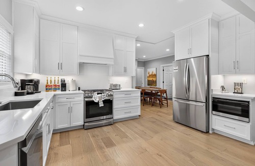 Lexington House | Upscale 6 Bedroom Home Near Stadium and Restaurants