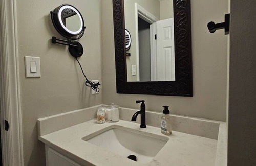 Newell Apartment | Upscale Classy Cozy Fun 6King