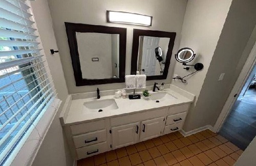 Newell Apartment | Upscale Classy Cozy Fun 6King