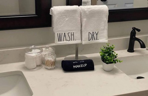 Newell Apartment | Upscale Classy Cozy Fun 6King