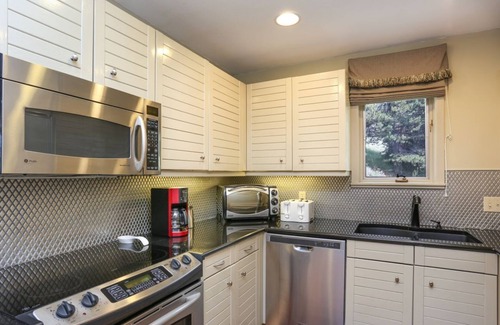 Copper Mountain Village House | Upscale Comfort w/Stunning Views! Private Garage, free WiFi, Games, Porch Swing