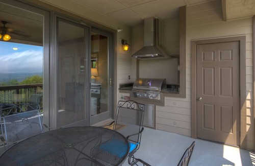 Boone Condo | ★ Upscale Condo ★ Incredible VIEWS! ★ 2 Pools!