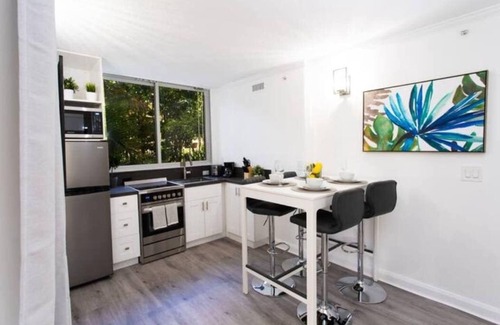 Northeast Coconut Grove House | Upscale Condo Steps from CocoWalk - Pool, Gym