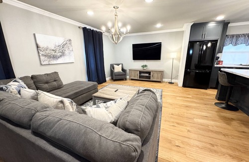 Grand Prairie House | Upscale & Cozy Home! By Six Flags and AT&T Stadium