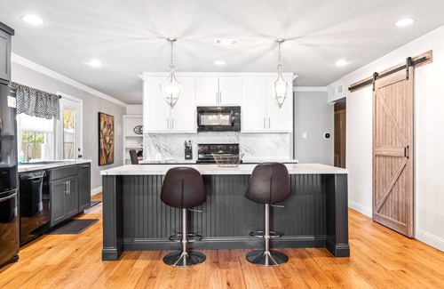 Grand Prairie House | Upscale & Cozy Home! By Six Flags and AT&T Stadium