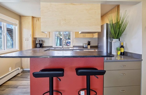 North Star House | Upscale Downtown Bungalow Sleeps 4