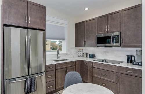 Downtown Apartment | Upscale Downtown Carriage House a Block Off Palafox - WiFi - At The Beach In Under 20 Minutes