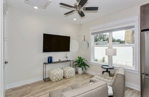Downtown Apartment | Upscale Downtown Carriage House a Block Off Palafox - WiFi - At The Beach In Under 20 Minutes