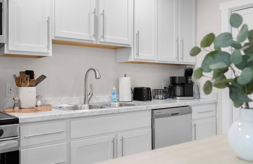 Columbus Apartment | Upscale Downtown Studio w/Private Deck, Full Kitchen, No Stairs