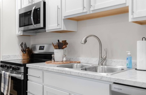 Columbus Apartment | Upscale Downtown Studio w/Private Deck, Full Kitchen, No Stairs
