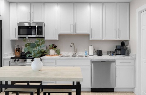Columbus Apartment | Upscale Downtown Studio w/Private Deck, Full Kitchen, No Stairs