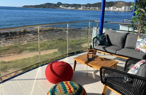 San Antonio Bay Apartment | Upscale 3 bedroom front line sea with sunset view